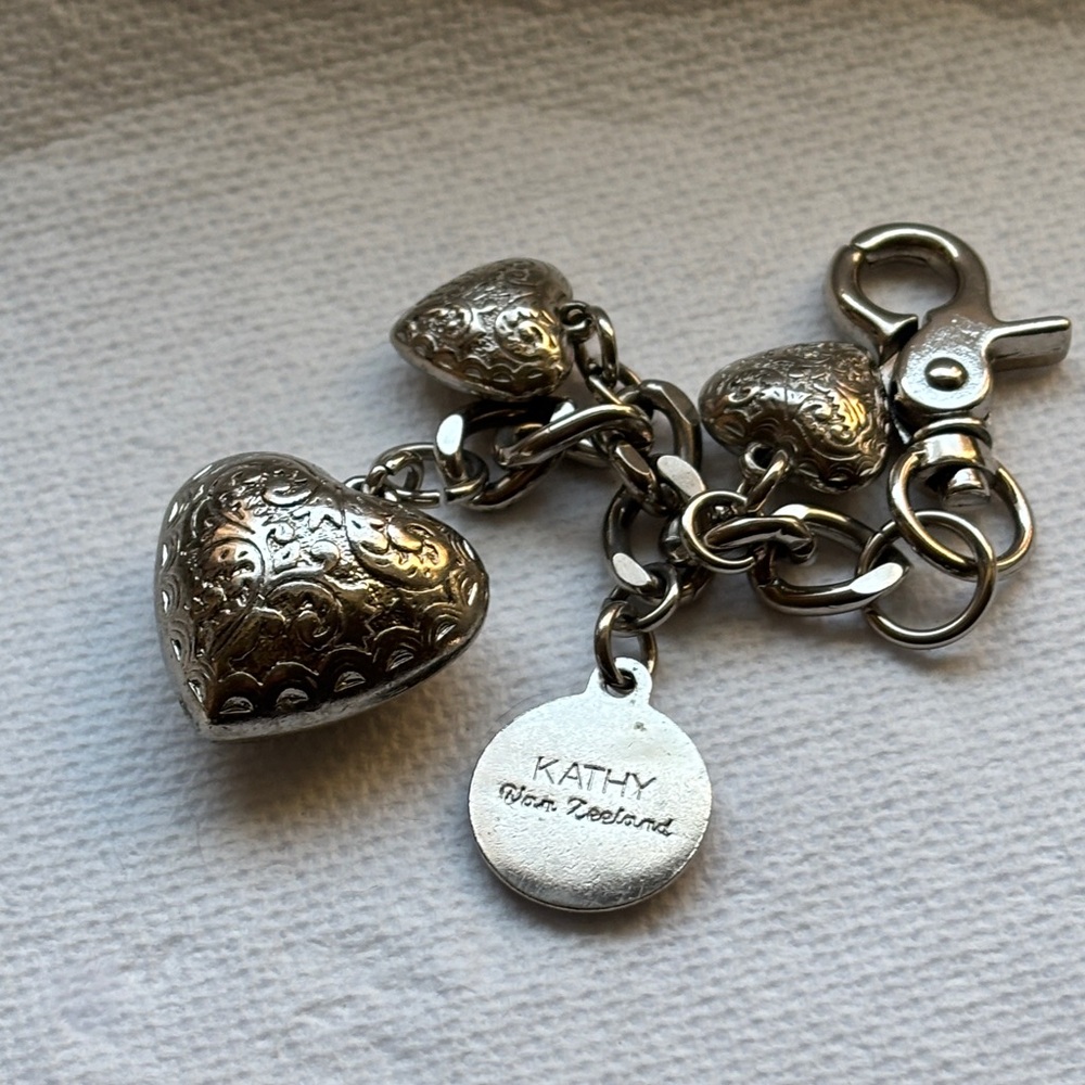 ⬛️Vintage Kathy Van Zeeland KVZ Keychain With Dangling Puffed Hearts, Silvertone